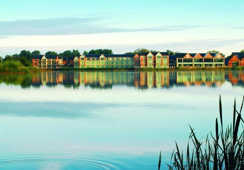 호텔 De Vere Cotswold Water Park
