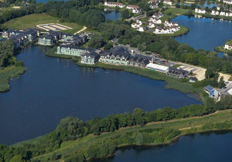 호텔 De Vere Cotswold Water Park