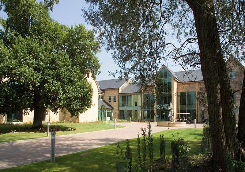 호텔 De Vere Cotswold Water Park