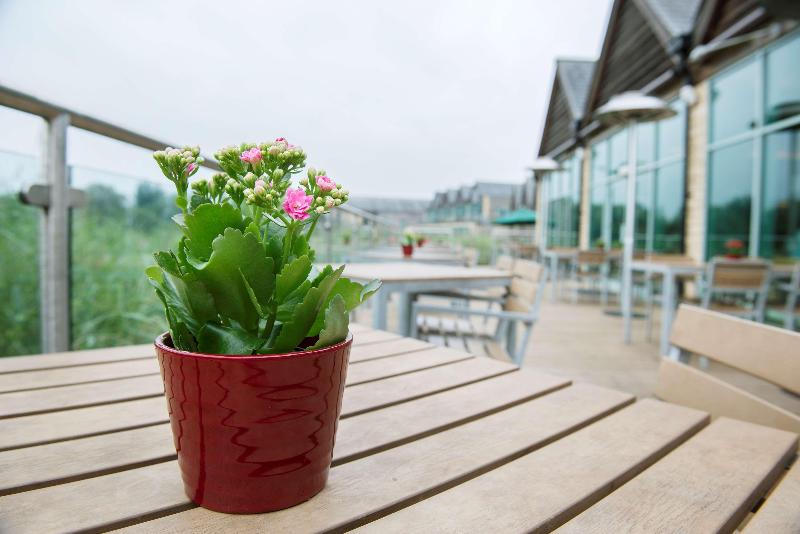 호텔 De Vere Cotswold Water Park