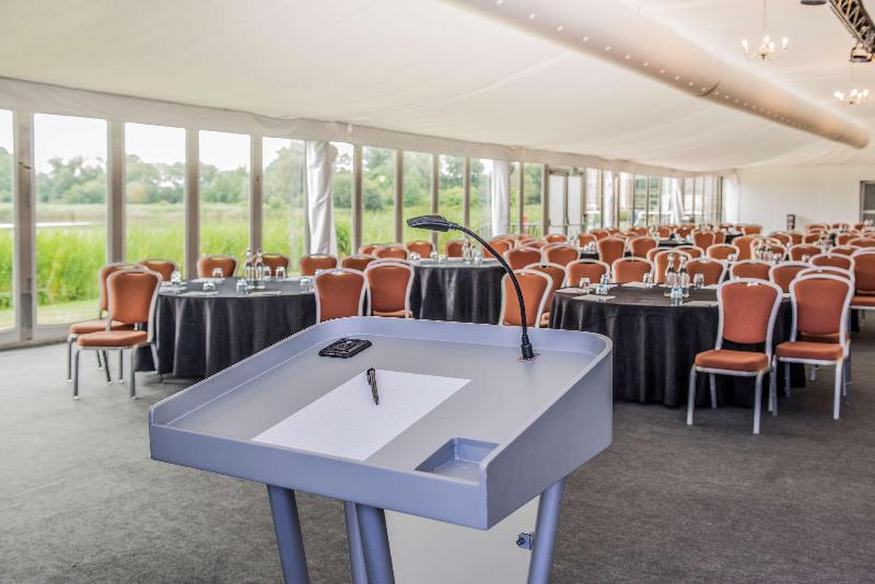 호텔 De Vere Cotswold Water Park