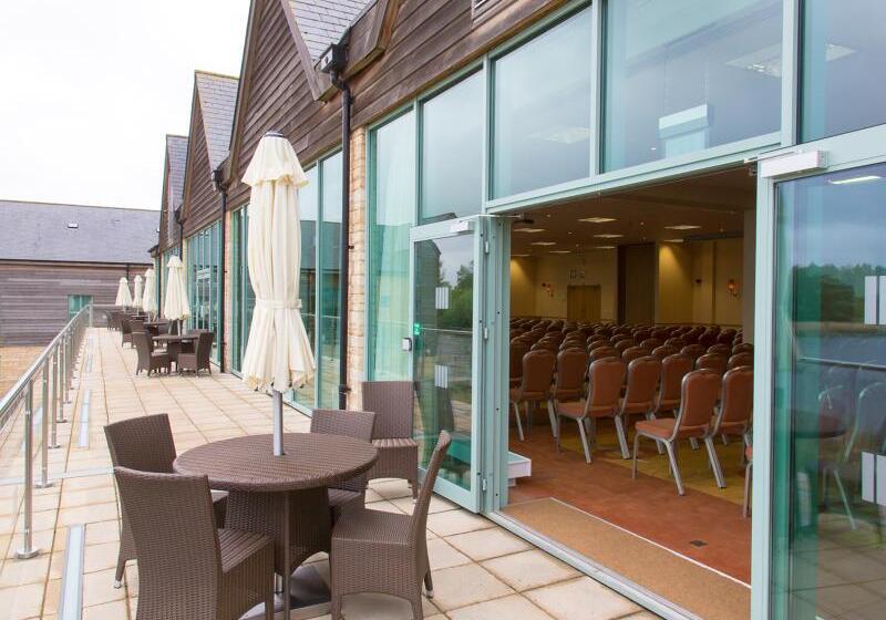 호텔 De Vere Cotswold Water Park