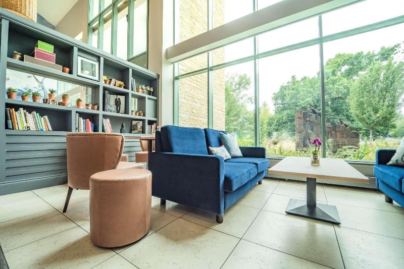 호텔 De Vere Cotswold Water Park