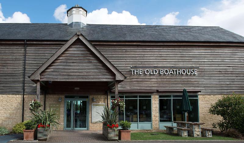 호텔 De Vere Cotswold Water Park