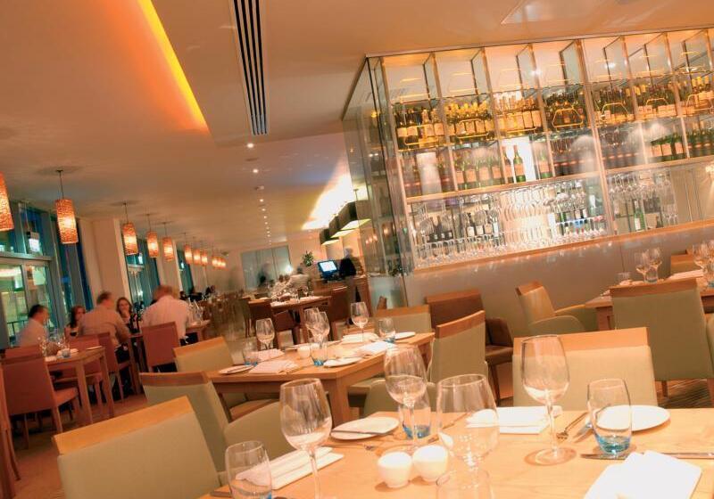 호텔 De Vere Cotswold Water Park