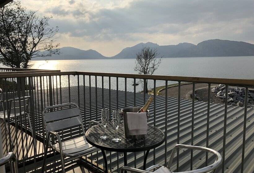 Holly Tree Hotel, Swimming Pool & Hot Tub