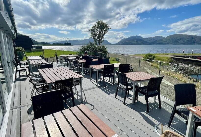 Holly Tree Hotel, Swimming Pool & Hot Tub