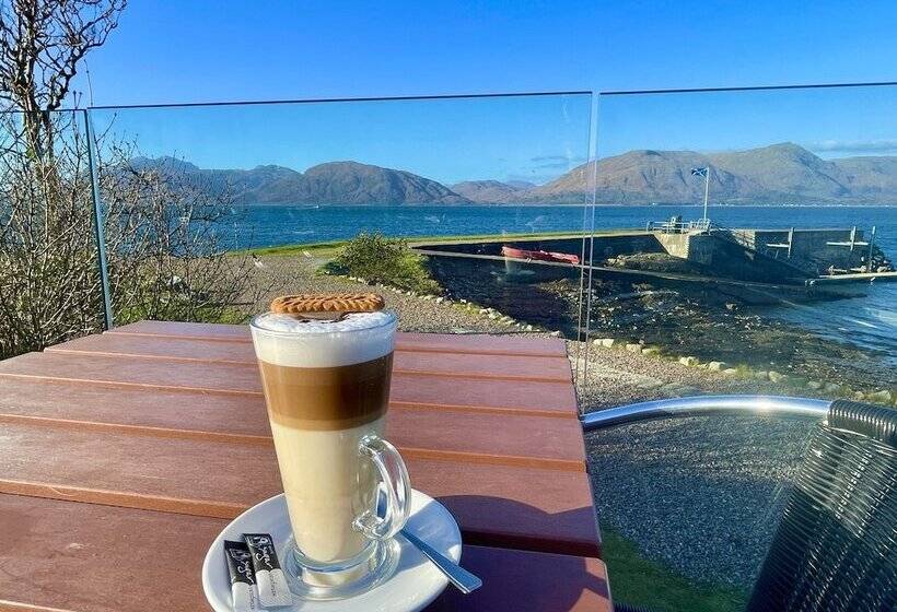 Holly Tree Hotel, Swimming Pool & Hot Tub