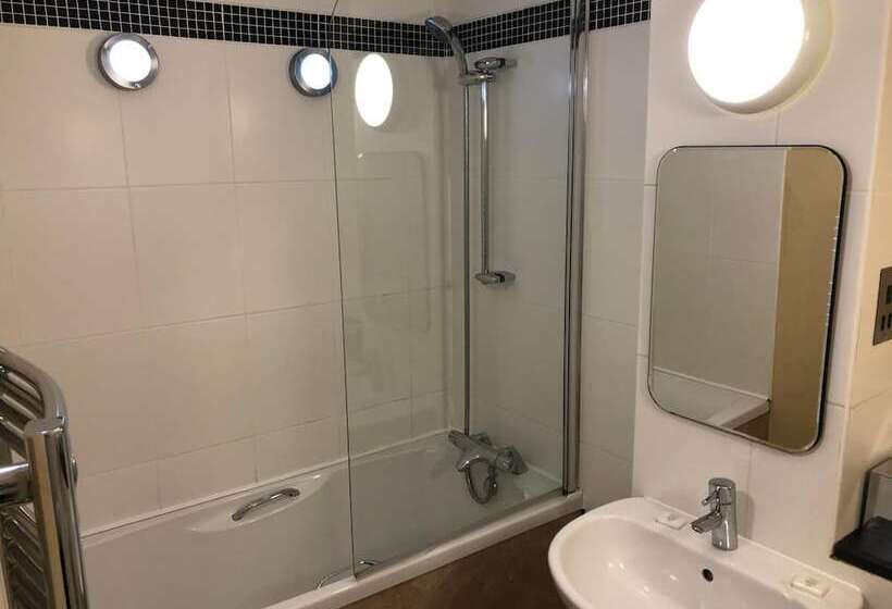 Holly Tree Hotel, Swimming Pool & Hot Tub