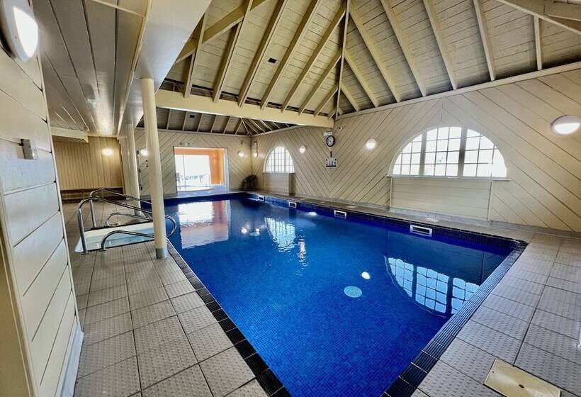 Holly Tree Hotel, Swimming Pool & Hot Tub