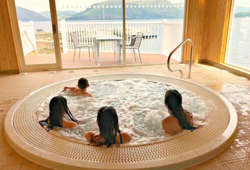 Holly Tree Hotel, Swimming Pool & Hot Tub