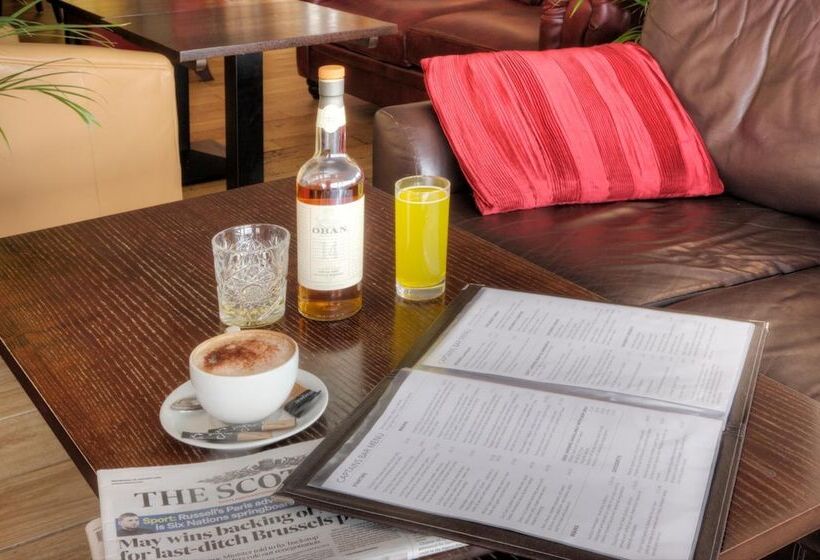 Holly Tree Hotel, Swimming Pool & Hot Tub