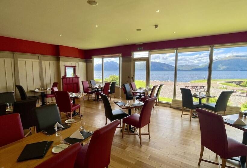 Holly Tree Hotel, Swimming Pool & Hot Tub