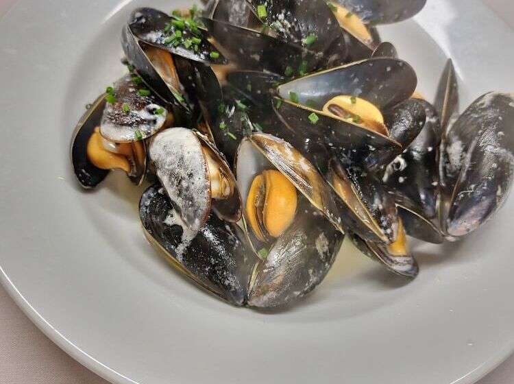 Holly Tree Hotel, Swimming Pool & Hot Tub