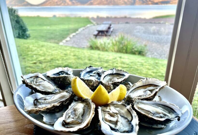 Holly Tree Hotel, Swimming Pool & Hot Tub