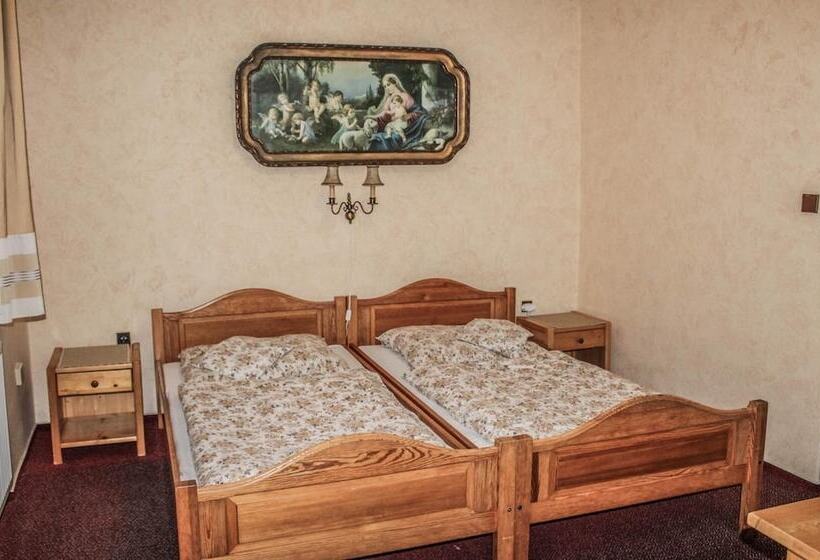 فندق Pension Familia