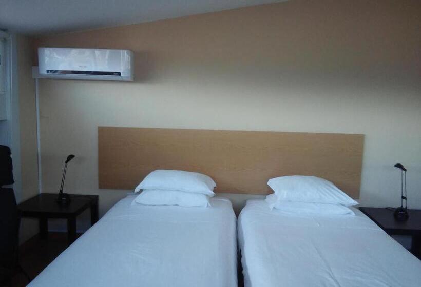 호텔 Penthouse   Low Cost