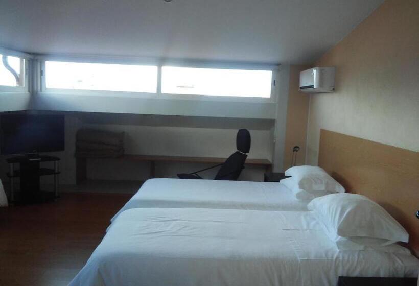 호텔 Penthouse   Low Cost