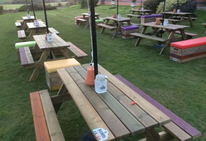 Strawberry Bank Hotel, Nec