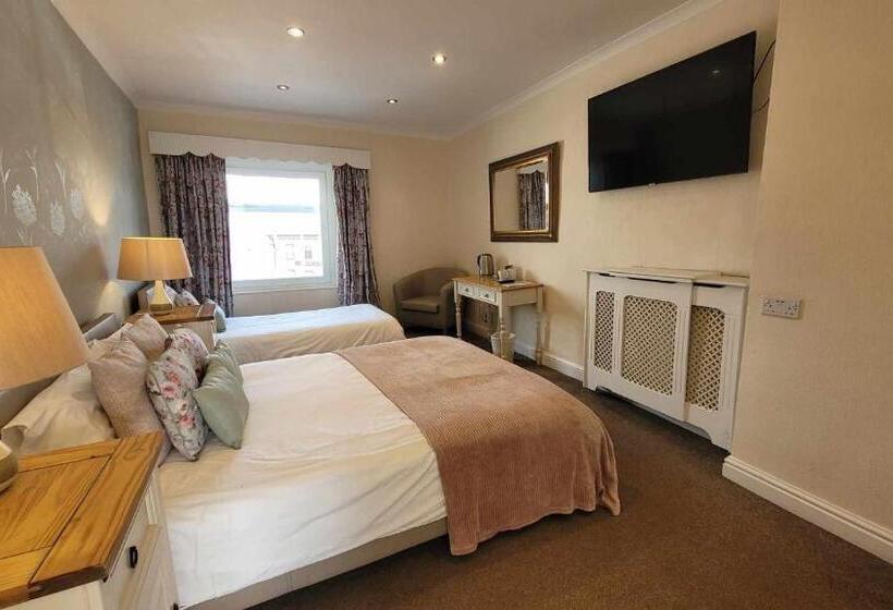 Отель The Commercial