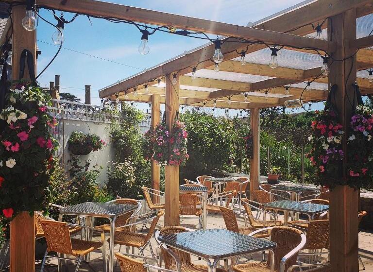 Отель The Commercial