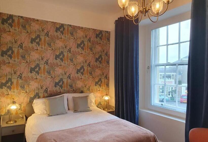 Отель The Commercial