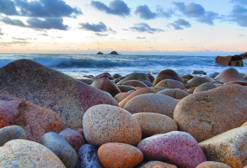 Отель The Commercial