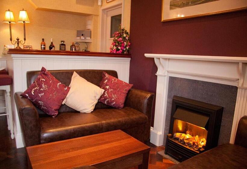 Отель The Commercial