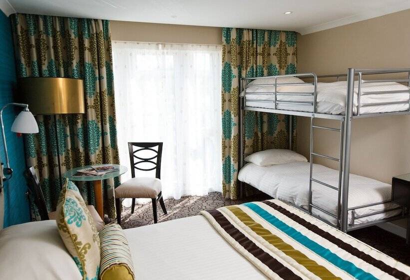 בית מלון כפרי The Plough Inn