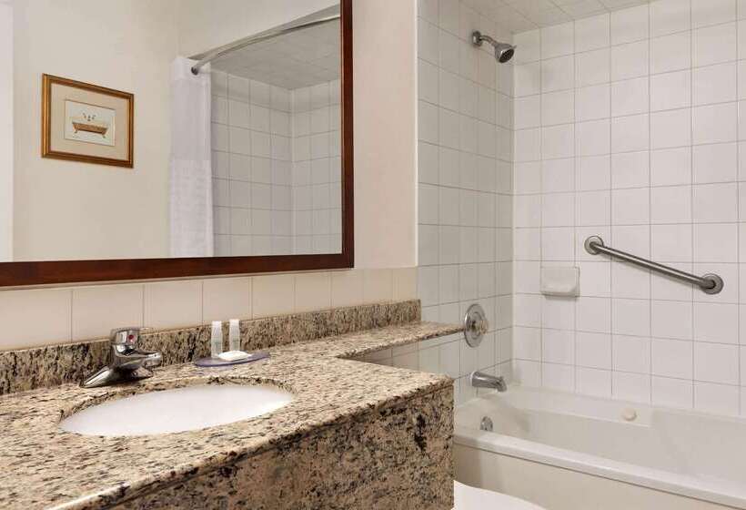 فندق Travelodge By Wyndham Richmond Hill