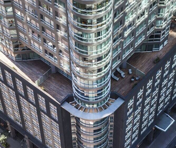 Отель Warwick Le Crystal Montréal