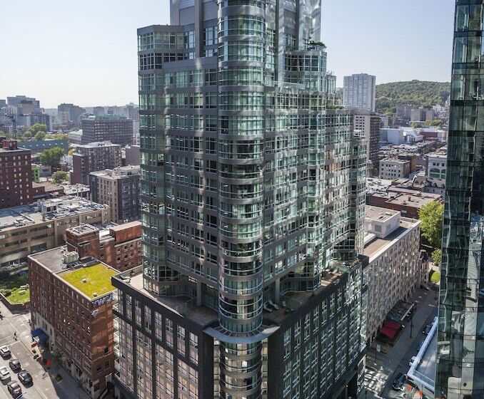 Отель Warwick Le Crystal Montréal