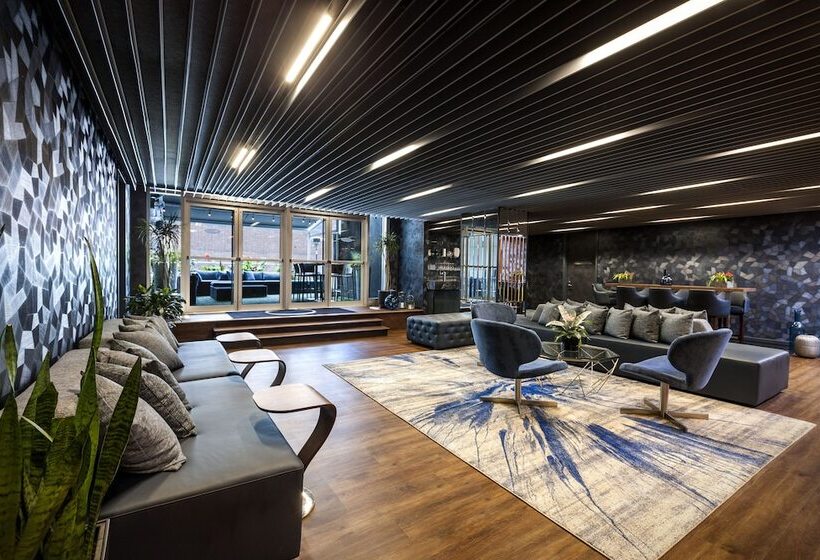 Отель Warwick Le Crystal Montréal