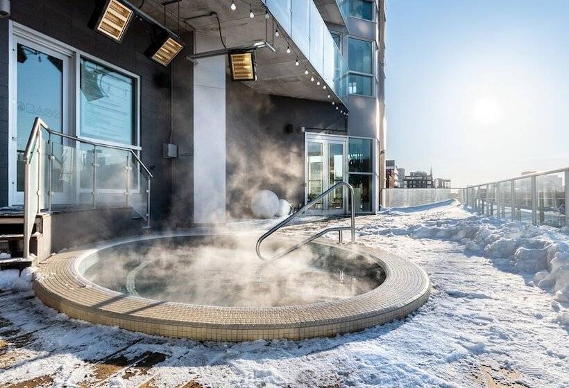 Отель Warwick Le Crystal Montréal