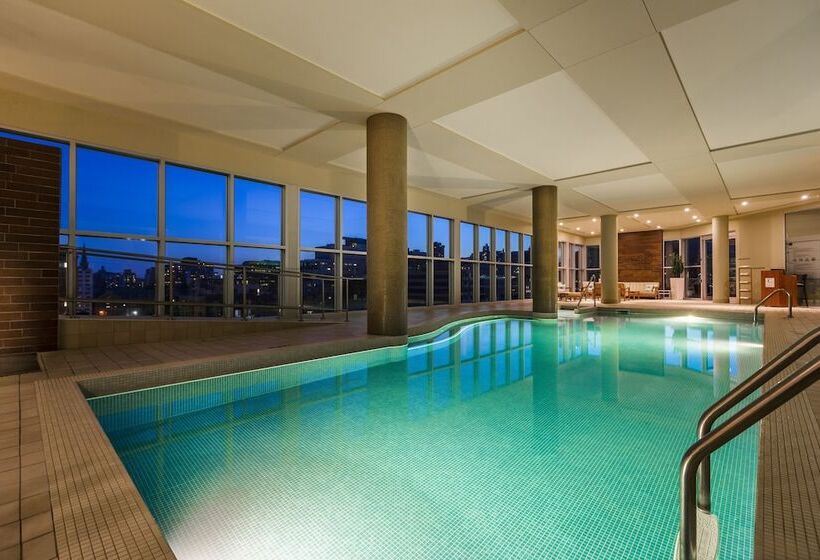 Отель Warwick Le Crystal Montréal