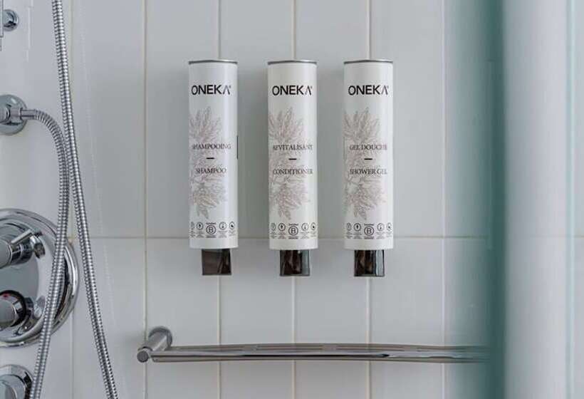 Отель Warwick Le Crystal Montréal