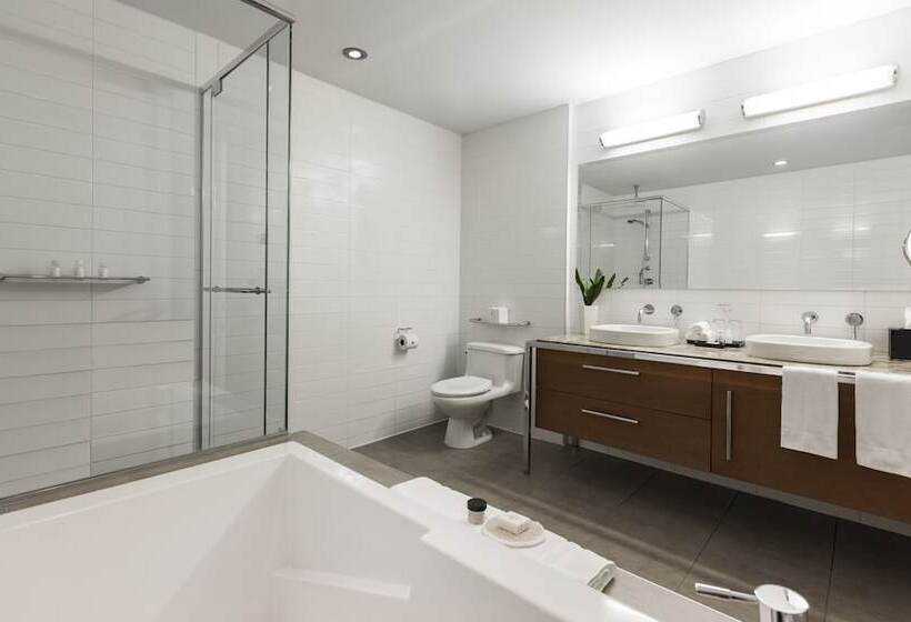 Отель Warwick Le Crystal Montréal