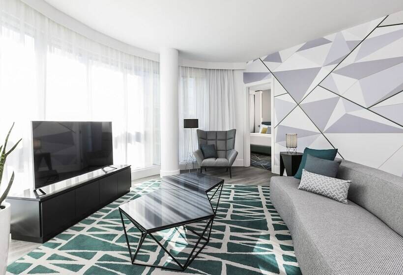 Отель Warwick Le Crystal Montréal