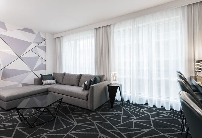 Отель Warwick Le Crystal Montréal