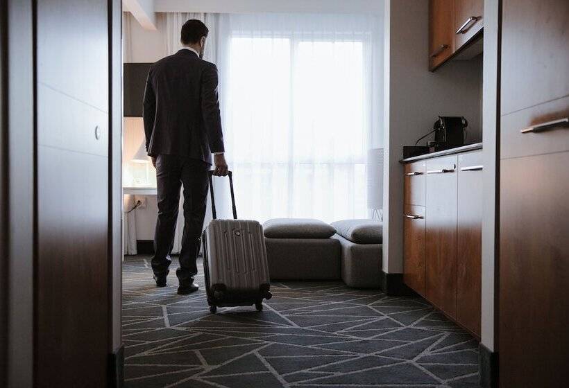 Отель Warwick Le Crystal Montréal