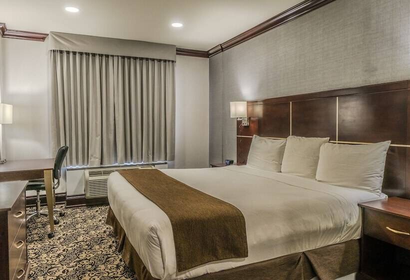 Woodbine Hotel & Suites