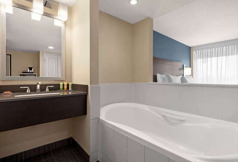 호텔 Wyndham Garden Niagara Falls Fallsview