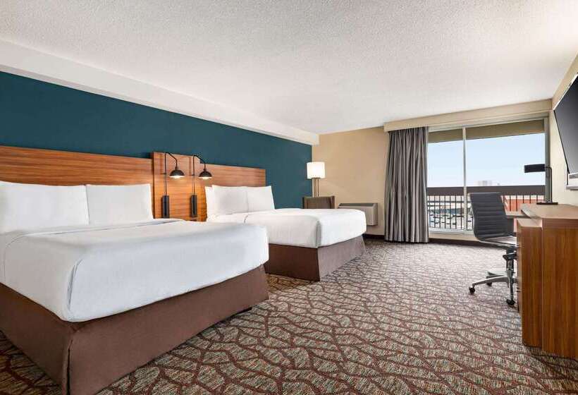هتل Wyndham Garden Niagara Falls Fallsview