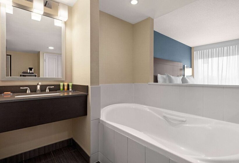 هتل Wyndham Garden Niagara Falls Fallsview