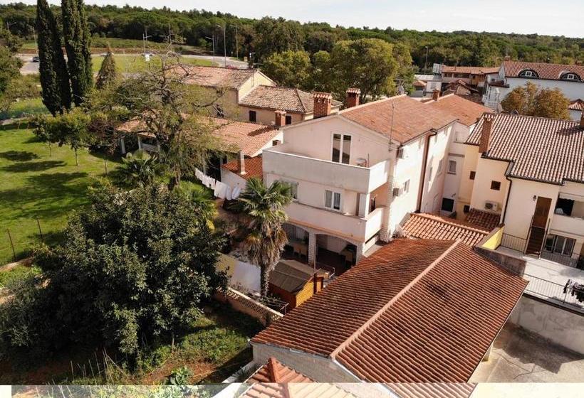 پانسیون Apartments And Rooms With Parking Space Porec   6917