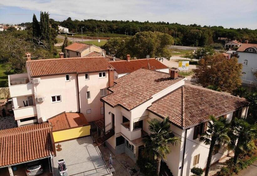 ペンション Apartments And Rooms With Parking Space Porec   6917