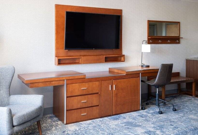 Отель Four Points By Sheraton Victoria Gateway