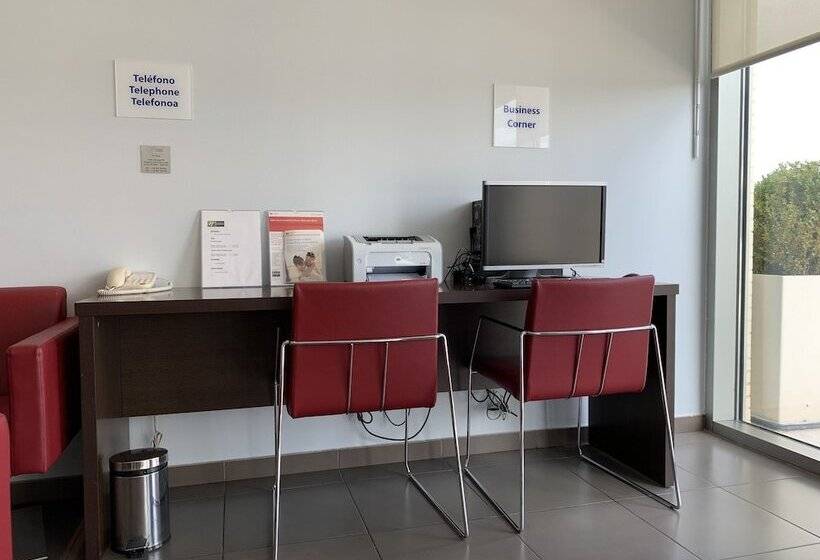 Отель Holiday Inn Express Vitoria, An Ihg