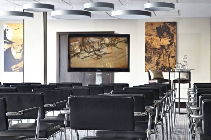 Отель Renaissance Paris Arc De Triomphe