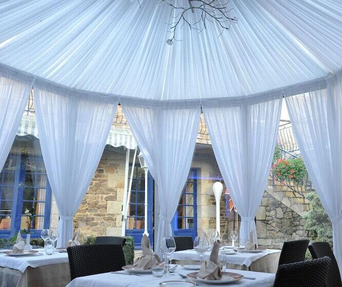 Отель The Originals Boutique, Hôtel Le Lion D'or, Fougères Ouest